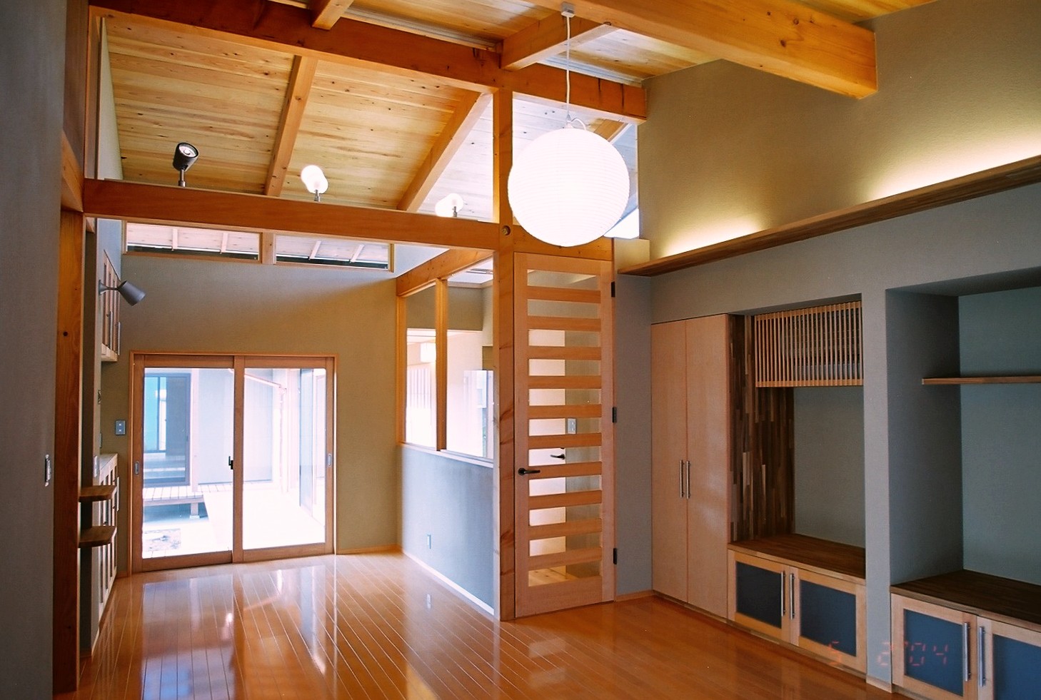 変形敷地を有効利用した家　勾配天井と照明計画