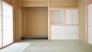 本格的設えの和室と、陽当りの良いリビングの家