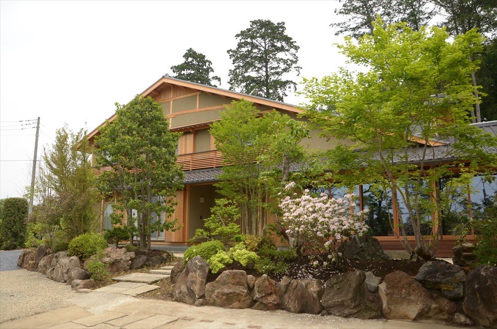 寿命の長い木造住宅　緑の庭を望む大開口リビングの家