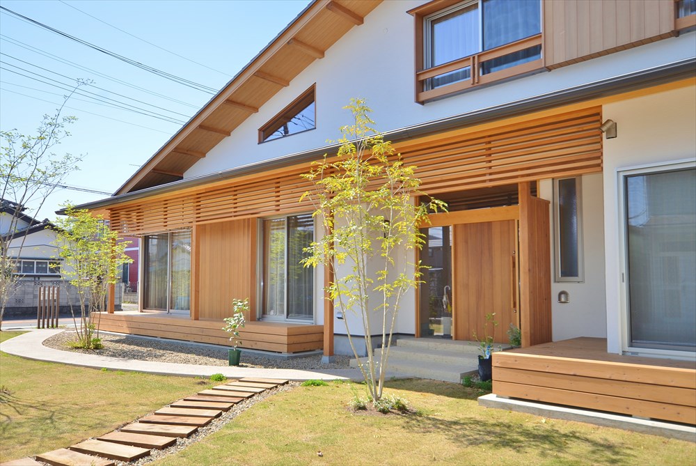 大屋根と丸太架構の家